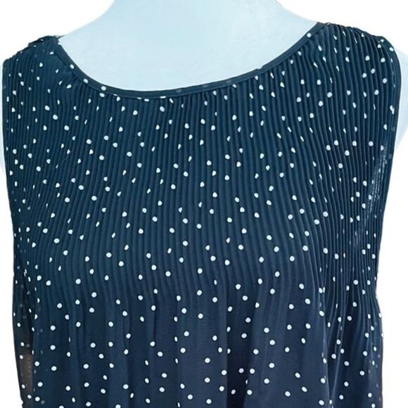 Max Studio black/white polka dot sleeveless top with tiny pleats front/back sz M - Picture 2 of 7